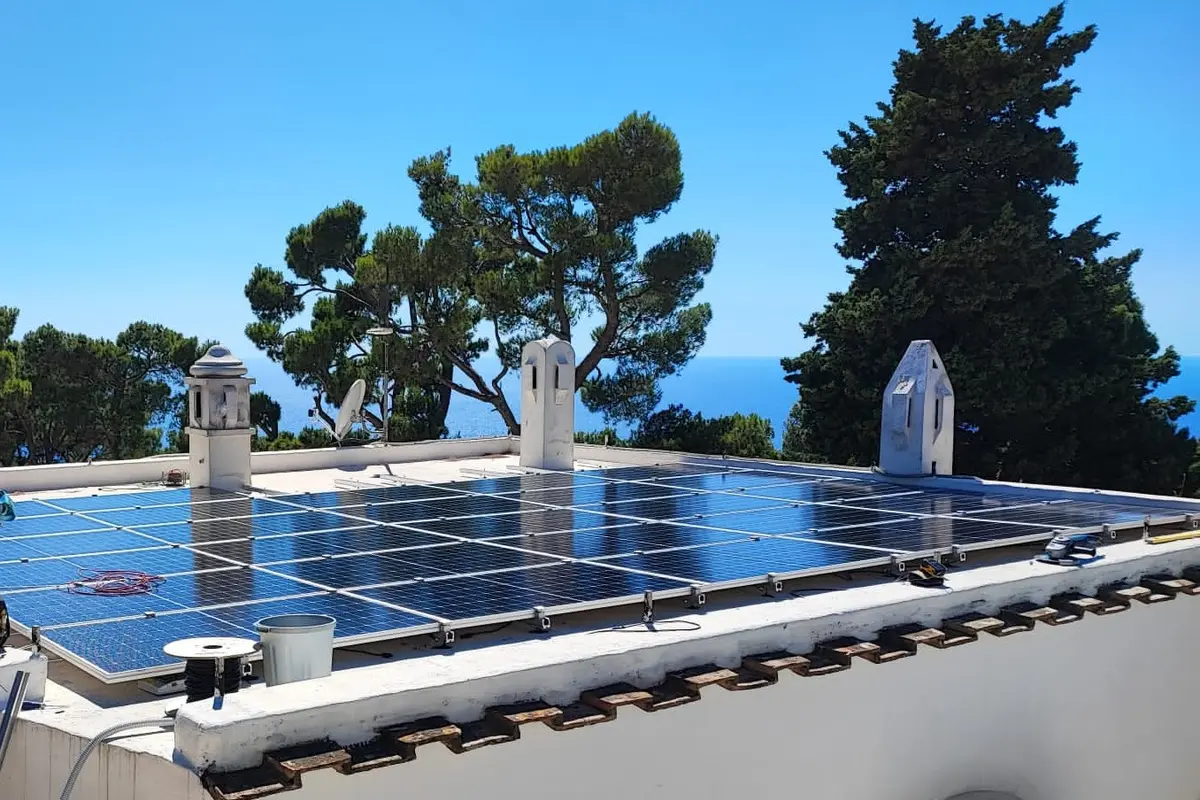 Pannelli fotovoltaici su tetto domestico